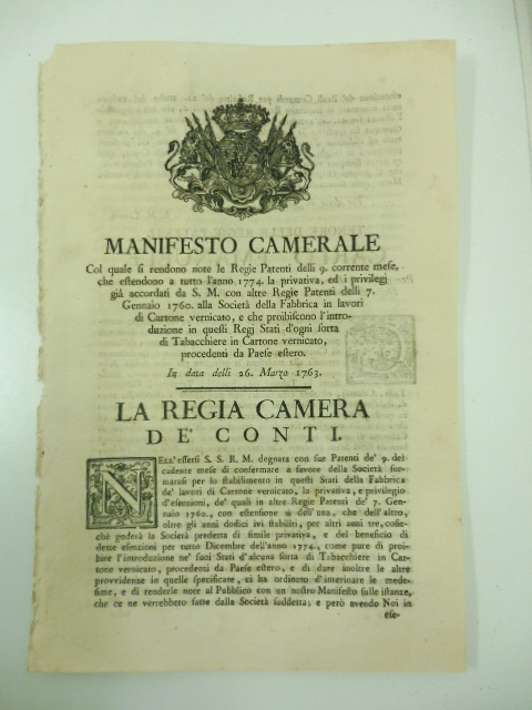 Manifesto camerale col quale si rendono note le regie patenti delli 9 corrente mese che estendono a tutto l'anno 1774 la privativa ed i privilegi già accordati da S. M. con altre Regie patenti... alla Società della fabbrica in lavori di cartone verniciato e che proibiscono l'introduzione in questi Regi stati d'ogni sorta di tabacchiere in cartone verniciato procedenti da paese estero...